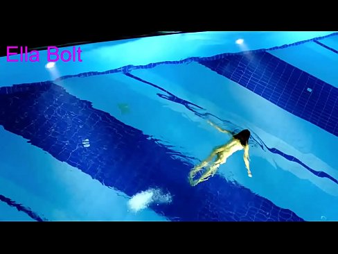 ❤️ Non podo deixar de mirar, unha moza loira que é sorprendida nadando espida na piscina do resort ELLA BOLT ❤️ Follar na pornografía gl.pornado-co.ru ❌❤